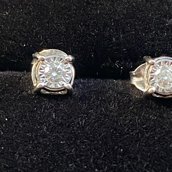 Diamond studs in 14k white gold - Picture 11 of 11